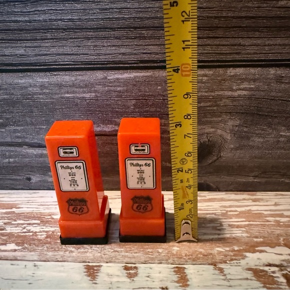 Vintage 1950s Phillips 66 Gas Pump Salt & Pepper Shakers Orange Plastic Idaho - Picture 5 of 6